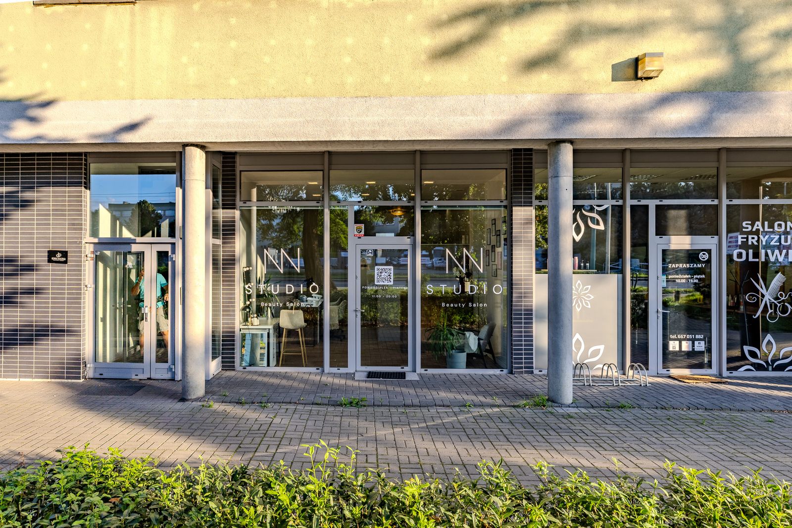 Witryna salonu kosmetycznego NN Studio Beauty Salon, widok z ulicy Grunwaldzkiej
