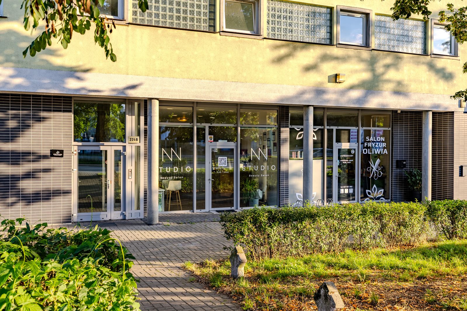 Salon kosmetyczny NN Studio przy Grunwaldzkiej w Poznaniu, widok od strony chodnika