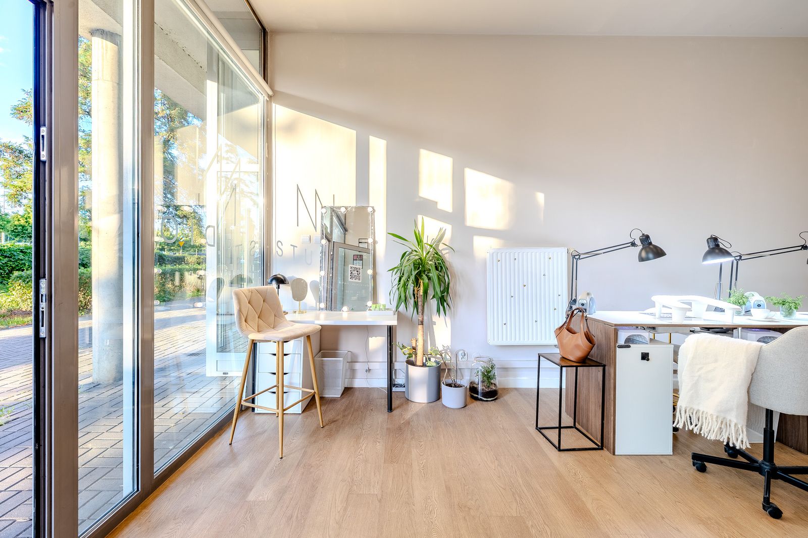 Kącik do makijażu i przeszklona ściana salonu NN Studio w Poznaniu