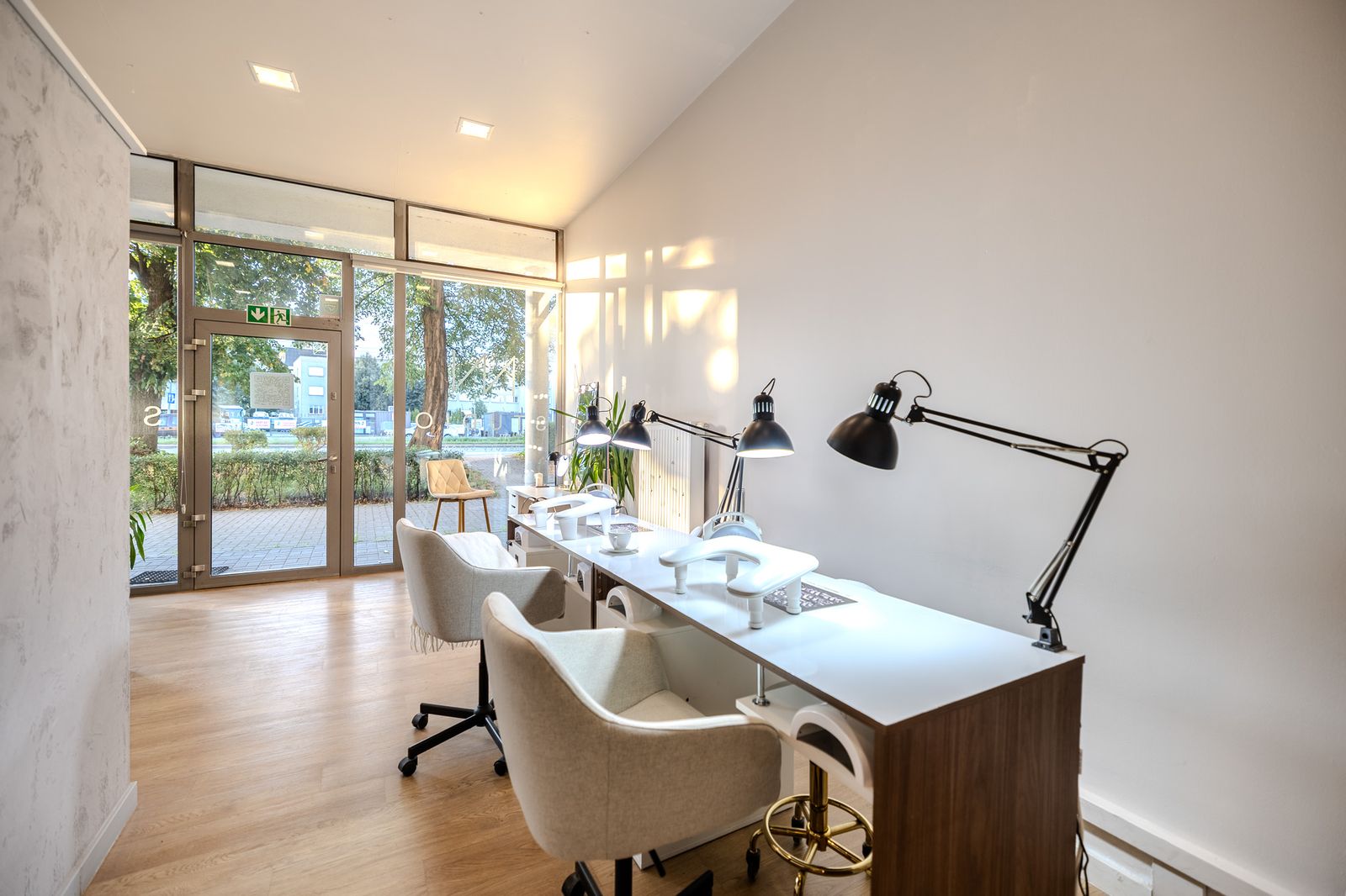 Stanowisko do manicure z lampami i dwoma fotelami w NN Studio Poznań