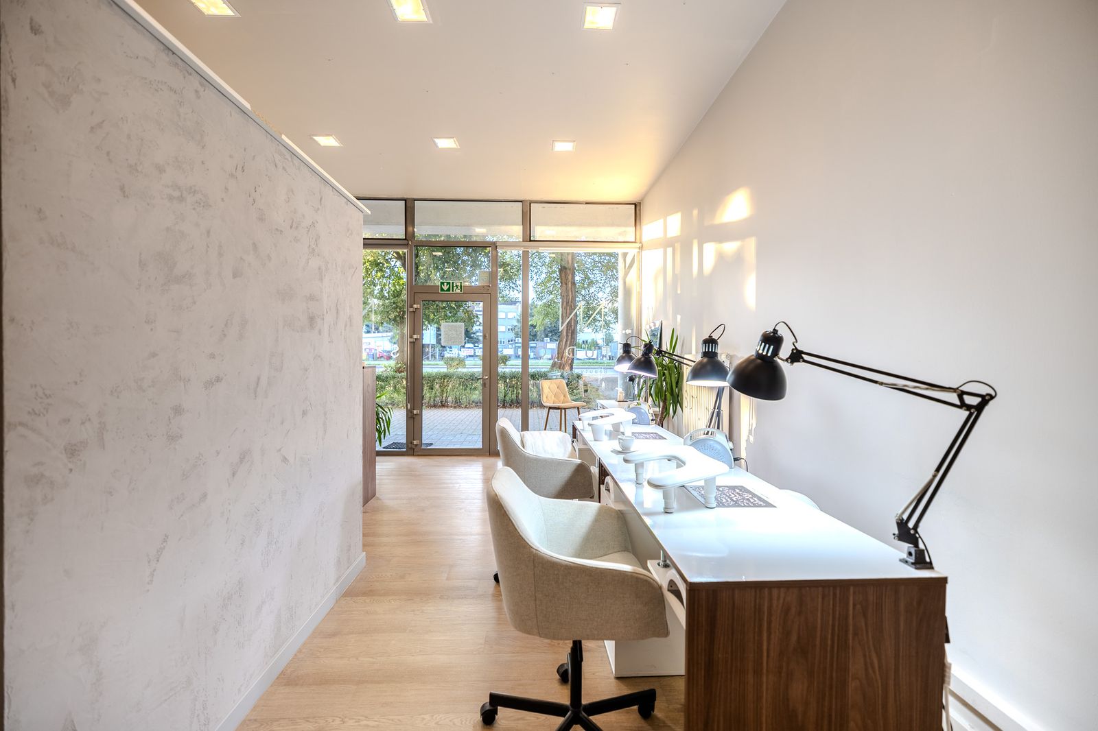 Stanowiska do manicure i duże okno w salonie kosmetycznym NN Studio na Grunwaldzkiej w Poznaniu